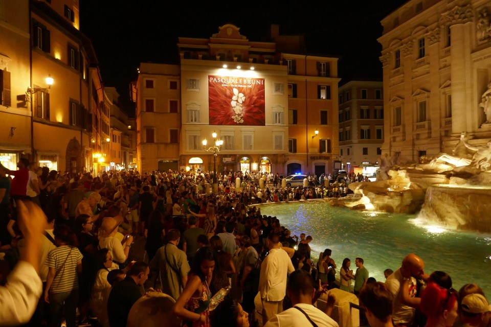la fontaine de Trévi à Rome de nuit