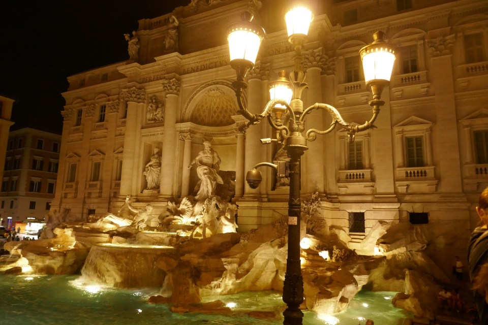 la fontaine de Trévi à Rome de nuit