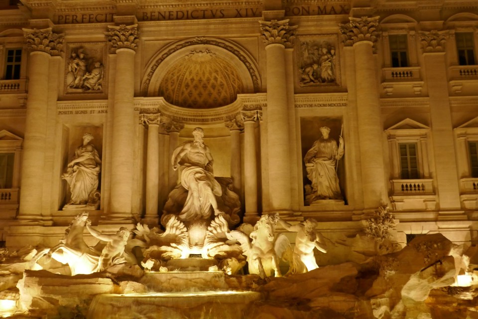 la fontaine de Trévi à Rome de nuit