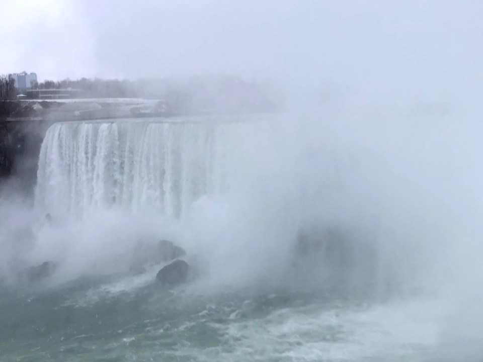 Proches de Toronto, aller aux chutes du Niagara est un incontournable. Dans cet article, je vous donne des conseils pour les découvrir.
