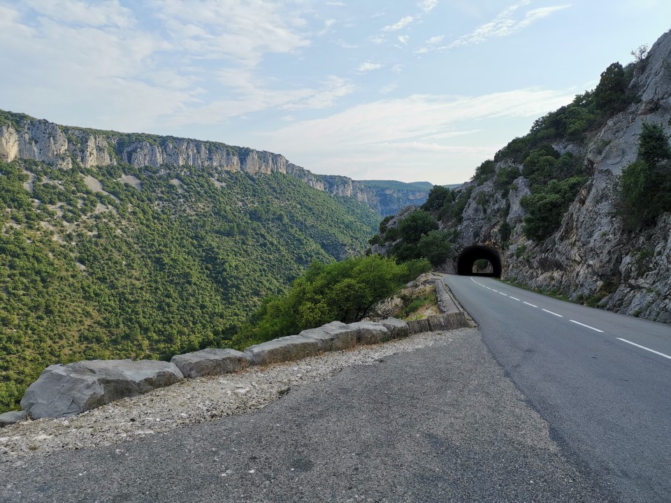 Comment découvrir les Gorges de l'Ardèche? En voiture, en empruntant la route touristique. Et en canoë avec une descente sur l'Ardèche.
