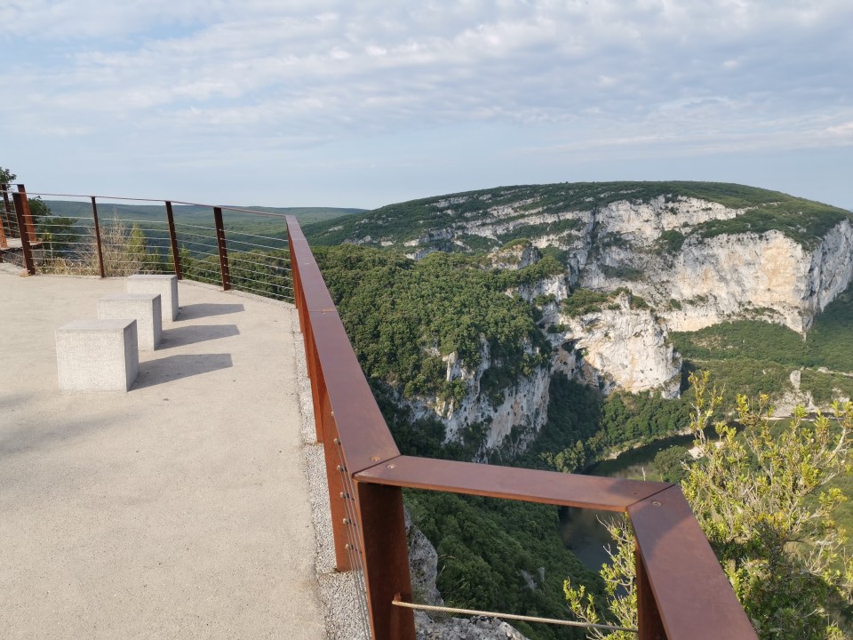 Comment découvrir les Gorges de l'Ardèche? En voiture, en empruntant la route touristique. Et en canoë avec une descente sur l'Ardèche.