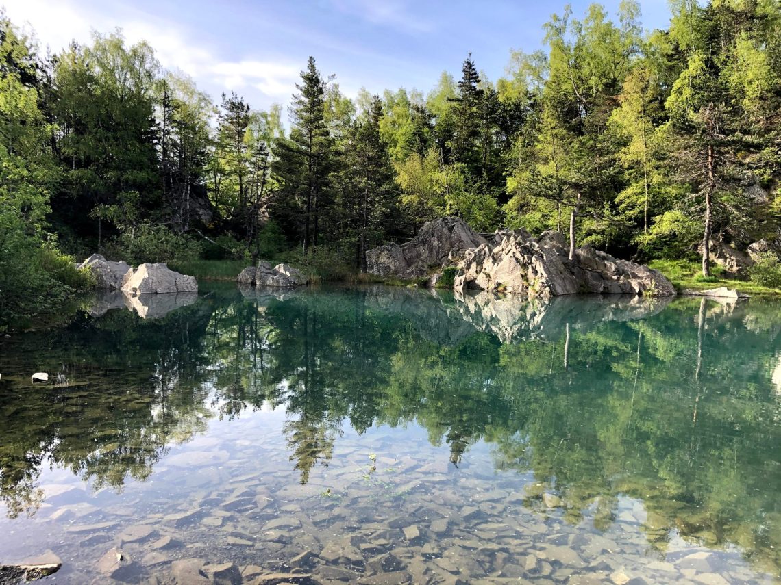 Voici 5 idées de sorties en Haute Loire. Lac du Bouchet, lac bleu, cascade de la Beaume, la Haute Loire offre de magnifiques paysages.