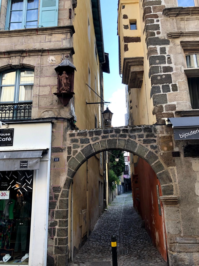 visiter les rues du Puy en Velay.