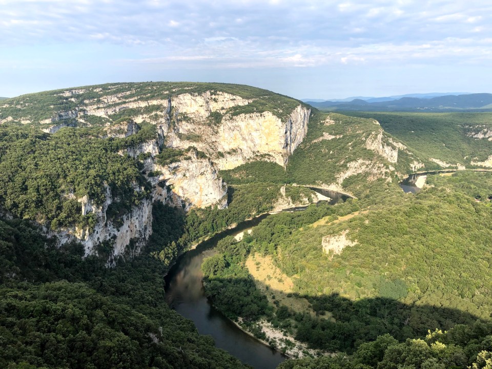 Comment découvrir les Gorges de l'Ardèche? En voiture, en empruntant la route touristique. Et en canoë avec une descente sur l'Ardèche.