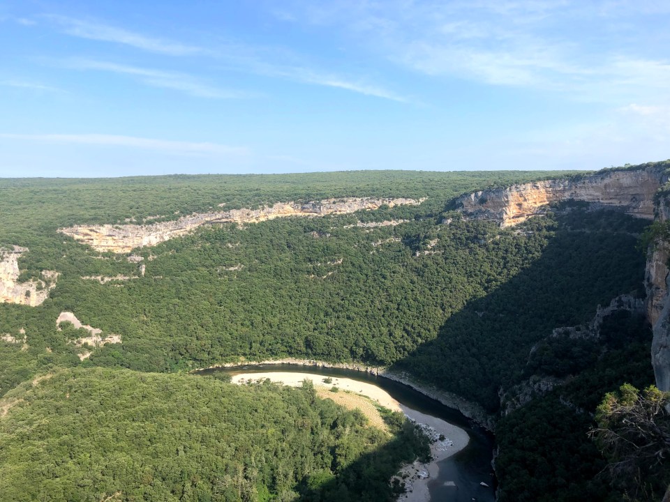 Comment découvrir les Gorges de l'Ardèche? En voiture, en empruntant la route touristique. Et en canoë avec une descente sur l'Ardèche.