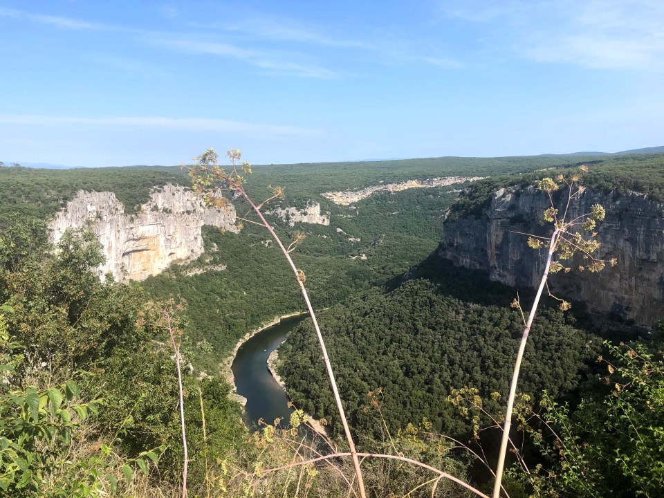 Comment découvrir les Gorges de l'Ardèche? En voiture, en empruntant la route touristique. Et en canoë avec une descente sur l'Ardèche.