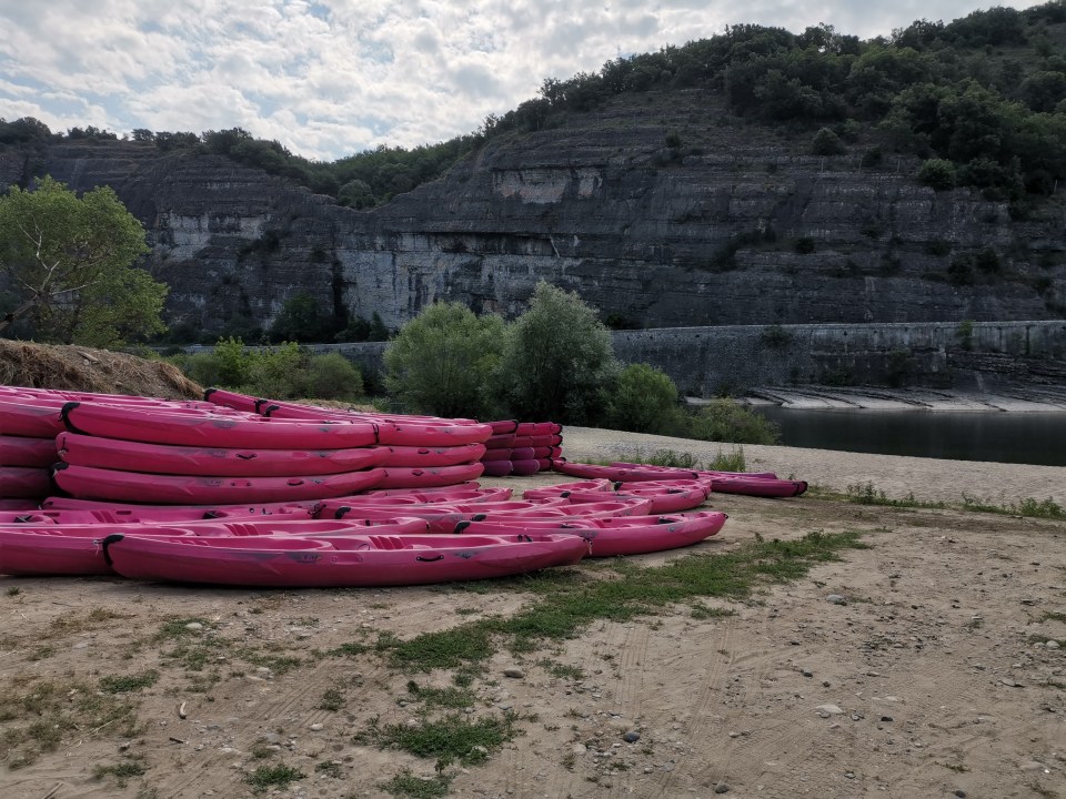 Comment découvrir les Gorges de l'Ardèche? En voiture, en empruntant la route touristique. Et en canoë avec une descente sur l'Ardèche.