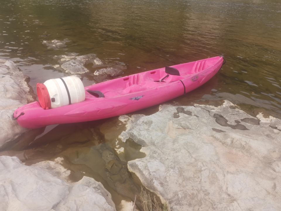Comment découvrir les Gorges de l'Ardèche? En voiture, en empruntant la route touristique. Et en canoë avec une descente sur l'Ardèche.