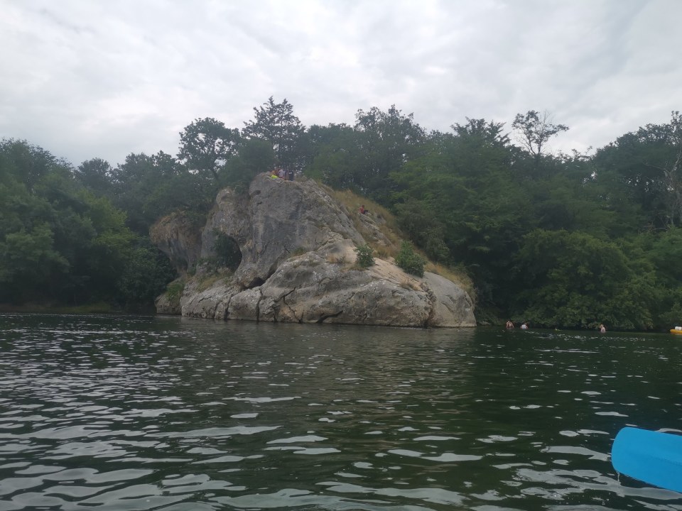Comment découvrir les Gorges de l'Ardèche? En voiture, en empruntant la route touristique. Et en canoë avec une descente sur l'Ardèche.