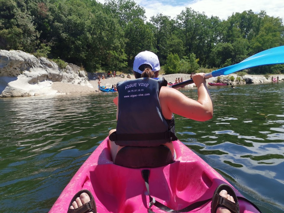 Comment découvrir les Gorges de l'Ardèche? En voiture, en empruntant la route touristique. Et en canoë avec une descente sur l'Ardèche.