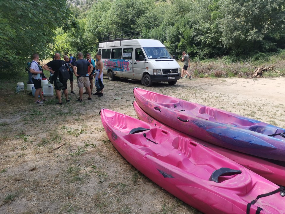 Comment découvrir les Gorges de l'Ardèche? En voiture, en empruntant la route touristique. Et en canoë avec une descente sur l'Ardèche.