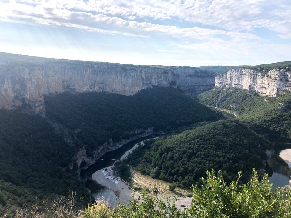 Comment découvrir les Gorges de l'Ardèche? En voiture, en empruntant la route touristique. Et en canoë avec une descente sur l'Ardèche.