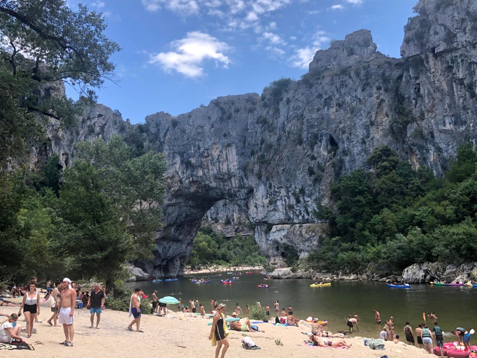 Comment découvrir les Gorges de l'Ardèche? En voiture, en empruntant la route touristique. Et en canoë avec une descente sur l'Ardèche.