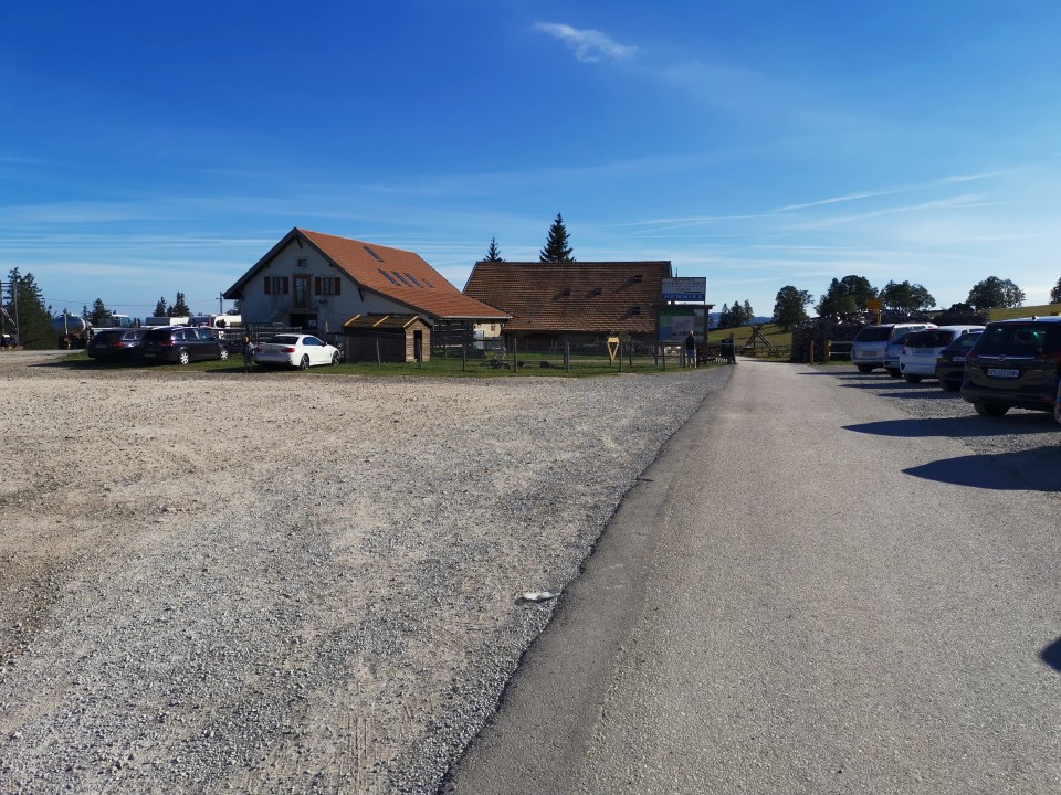 Vous êtes en Suisse, dans le canton de Neuchatel, et vous cherchez une idée de sortie? Faites la magnifique randonnée au creux du van.