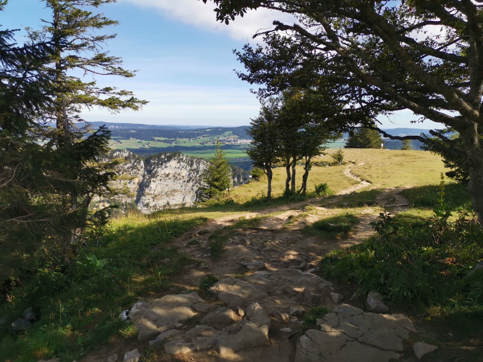 Vous êtes en Suisse, dans le canton de Neuchatel, et vous cherchez une idée de sortie? Faites la magnifique randonnée au creux du van.