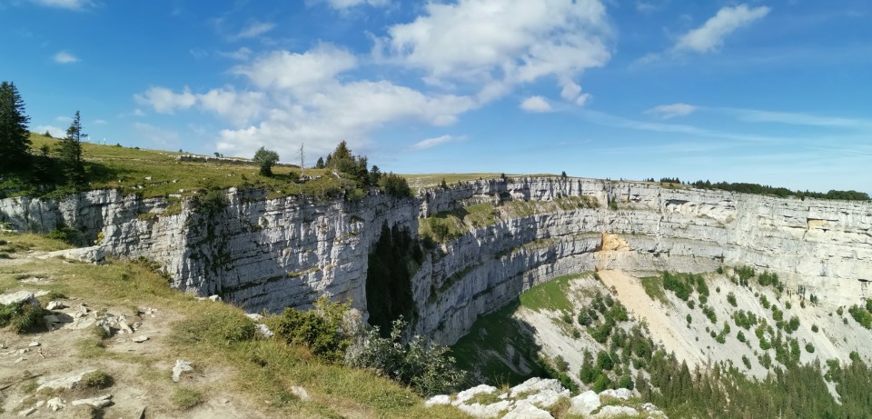 Vous êtes en Suisse, dans le canton de Neuchatel, et vous cherchez une idée de sortie? Faites la magnifique randonnée au creux du van.