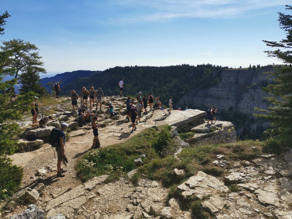 Vous êtes en Suisse, dans le canton de Neuchatel, et vous cherchez une idée de sortie? Faites la magnifique randonnée au creux du van.