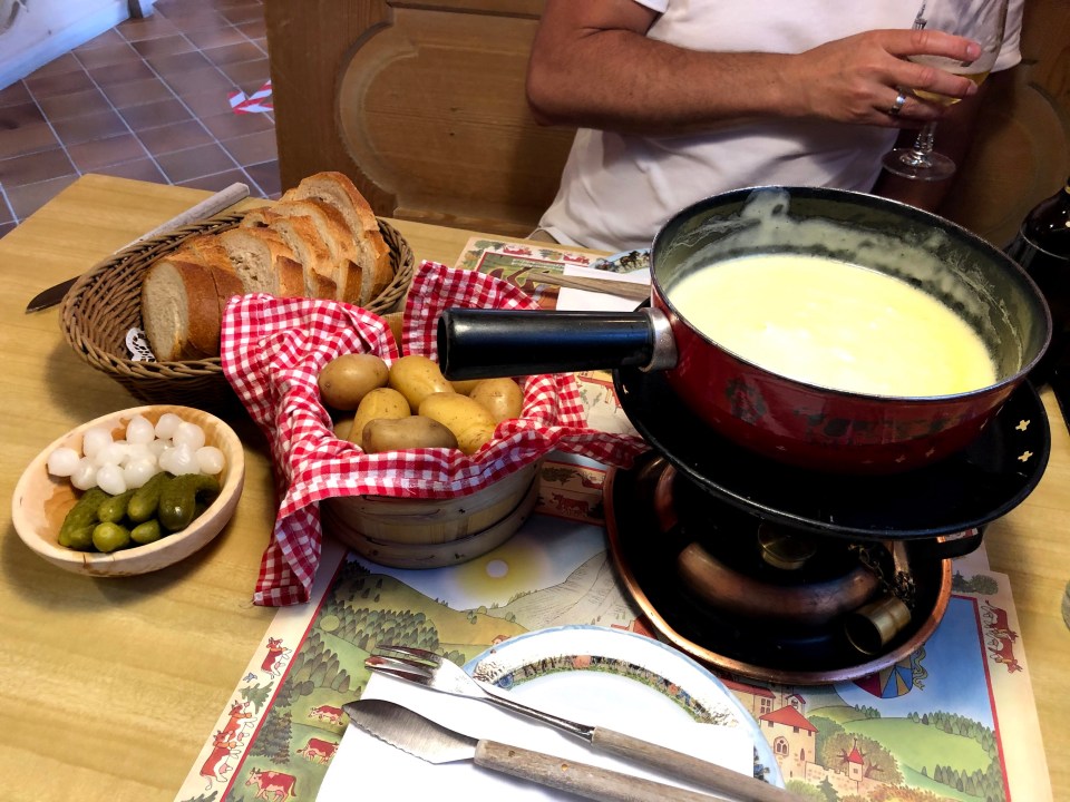 Fondue moitié moitié à Gruyères 