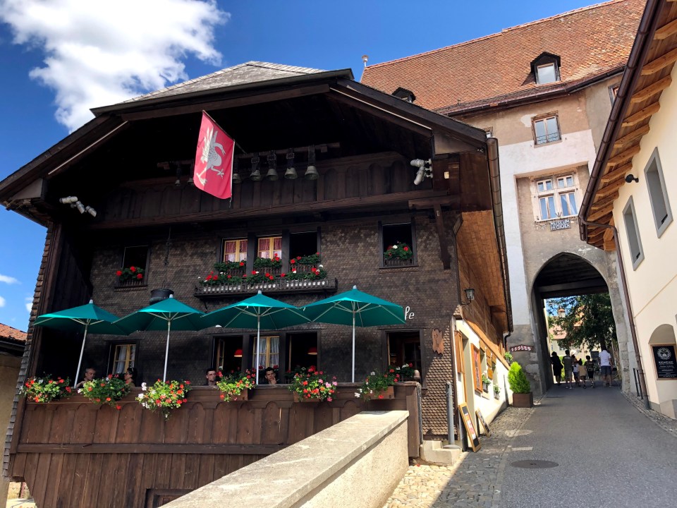 Fondue moitié moitié à Gruyères dans un chalet Suisse 