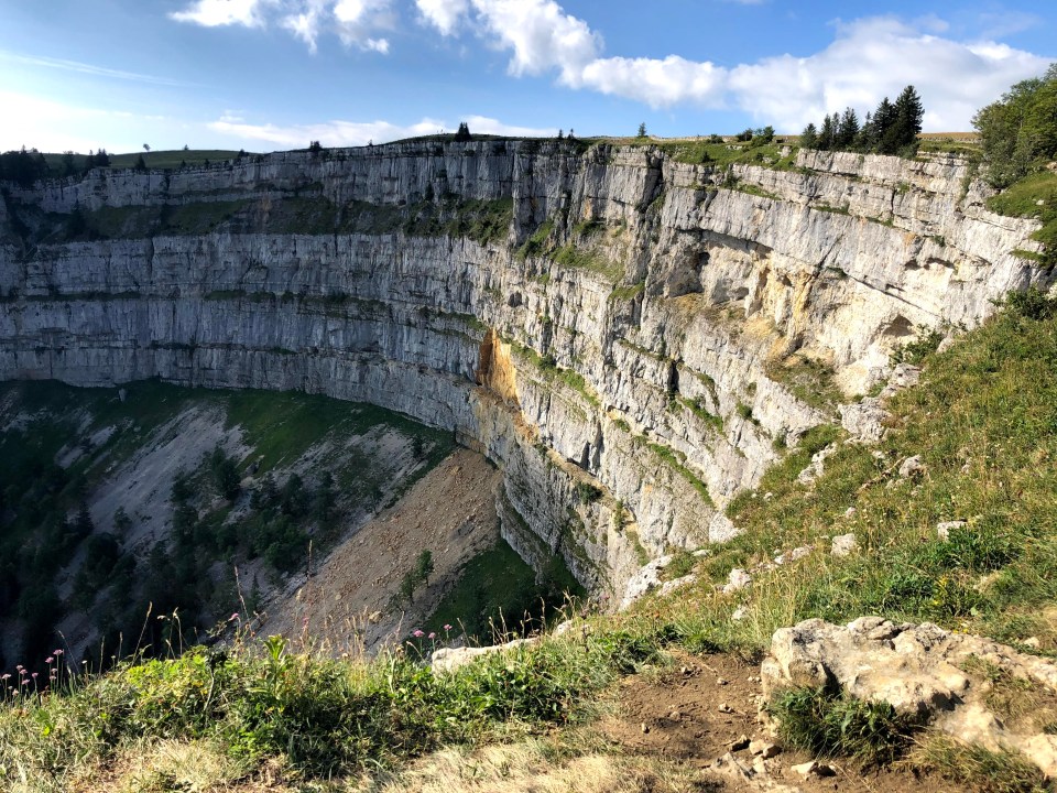 Vous êtes en Suisse, dans le canton de Neuchatel, et vous cherchez une idée de sortie? Faites la magnifique randonnée au creux du van.
