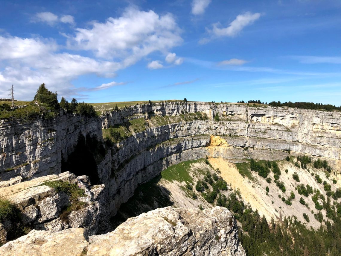 Vous êtes en Suisse, dans le canton de Neuchatel, et vous cherchez une idée de sortie? Faites la magnifique randonnée au creux du van.