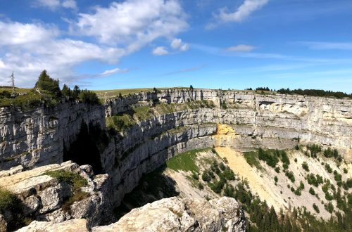 Vous êtes en Suisse, dans le canton de Neuchatel, et vous cherchez une idée de sortie? Faites la magnifique randonnée au creux du van.