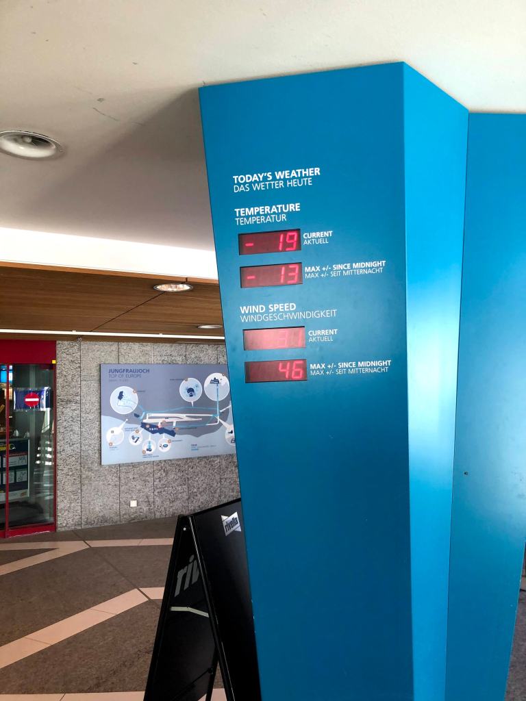 Si vous allez au Jungfraujoch, le toit de l'Europe, vous allez vivre une expérience magique entre montagnes (Jungfrau) et glaciers.