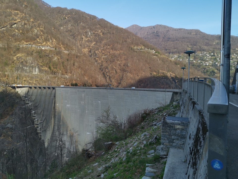 le barrage de Contra dans La vallée de la Verzasca 