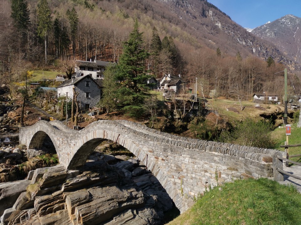 Pont des Sauts dans la vallée du Verzasca au coeur du Tessin