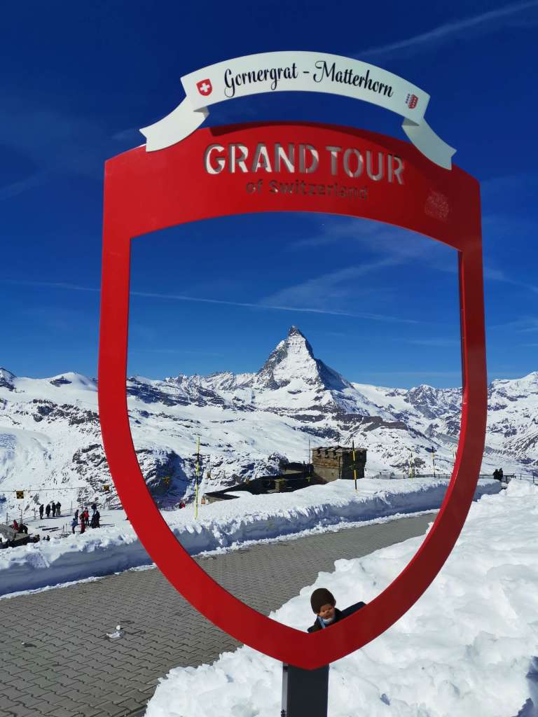A partir de Zermatt, prenez le train à crémaillère qui vous emmènera au sommet du Gornergrat. Vous aurez de magnifiques vues sur le Cervin. 
