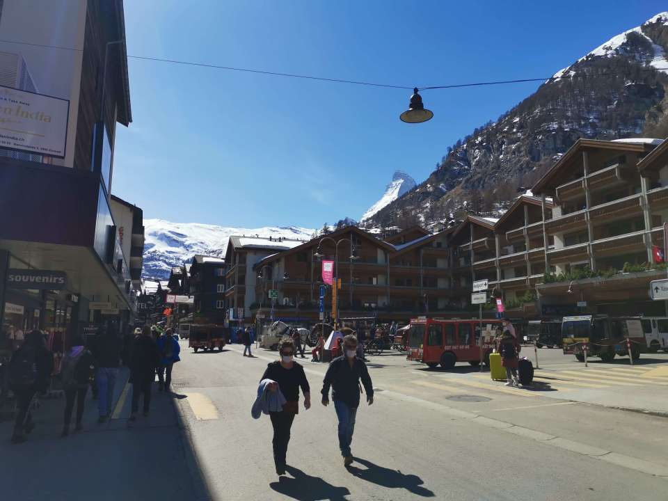 A partir de Zermatt, prenez le train à crémaillère qui vous emmènera au sommet du Gornergrat. Vous aurez de magnifiques vues sur le Cervin. 