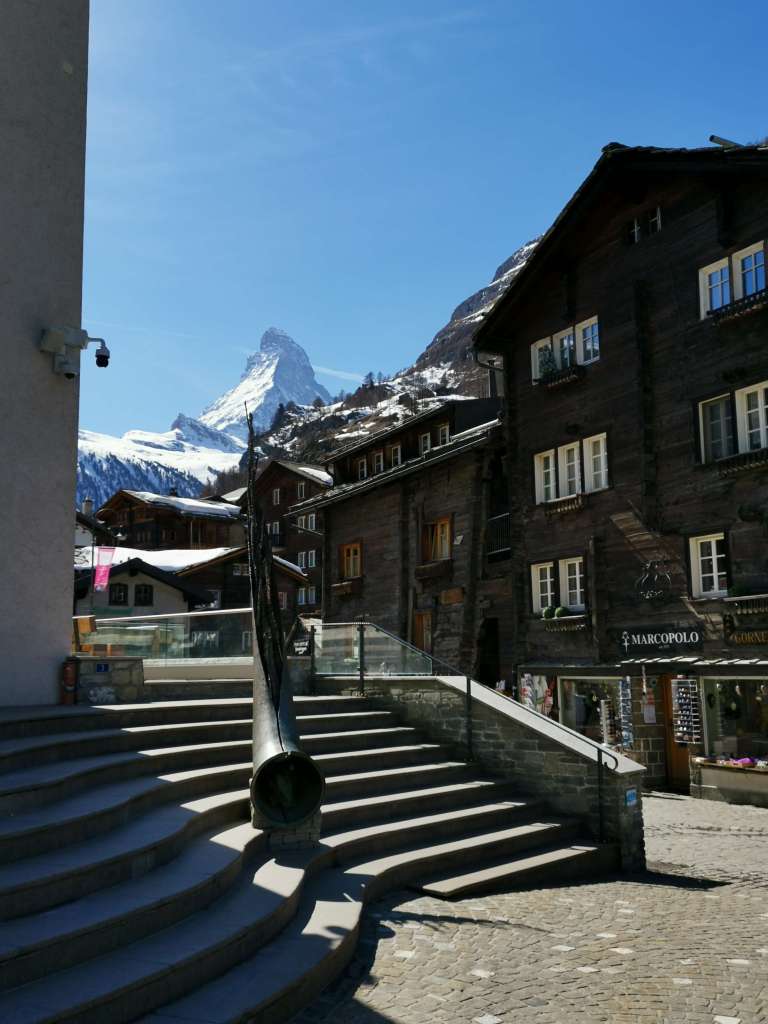 A partir de Zermatt, prenez le train à crémaillère qui vous emmènera au sommet du Gornergrat. Vous aurez de magnifiques vues sur le Cervin. 