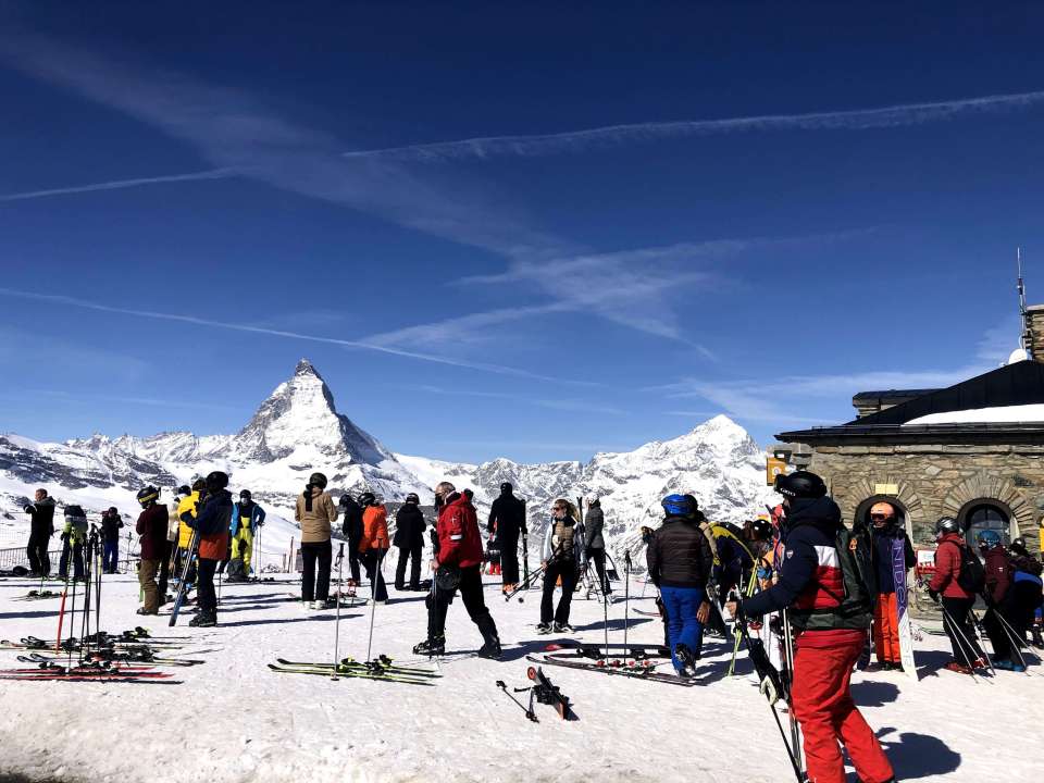 A partir de Zermatt, prenez le train à crémaillère qui vous emmènera au sommet du Gornergrat. Vous aurez de magnifiques vues sur le Cervin. 