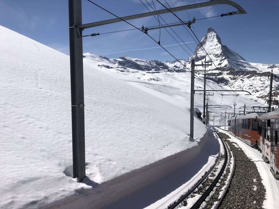 A partir de Zermatt, prenez le train à crémaillère qui vous emmènera au sommet du Gornergrat. Vous aurez de magnifiques vues sur le Cervin. 