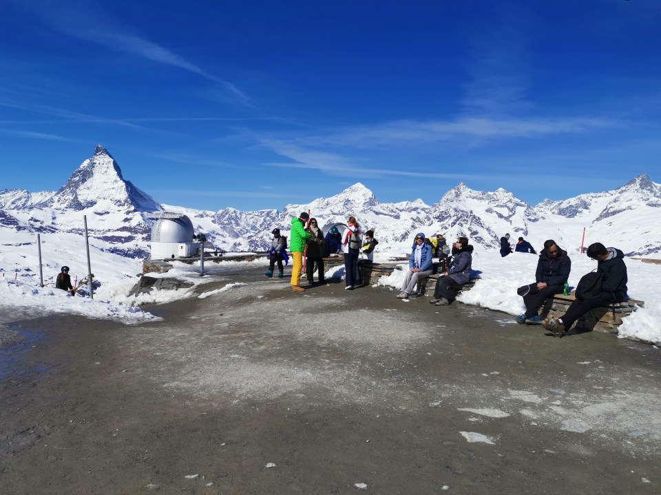 A partir de Zermatt, prenez le train à crémaillère qui vous emmènera au sommet du Gornergrat. Vous aurez de magnifiques vues sur le Cervin. 