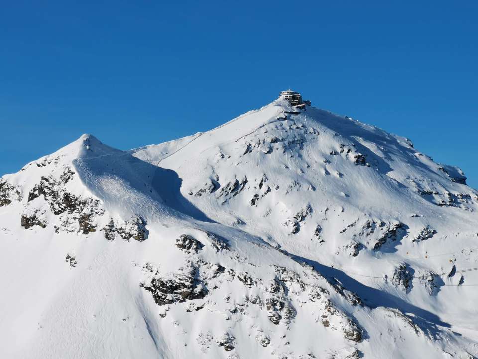 Aller au Piz Gloria, le sommet du Schilthorn, s'arrêter à Birg et visiter Mürren avec en toile de fond l'Eiger, le Mönch et la Jungfrau. 