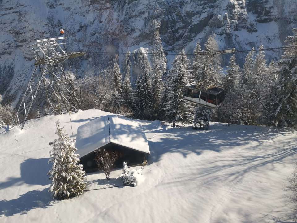 Aller au Piz Gloria, le sommet du Schilthorn, s'arrêter à Birg et visiter Mürren avec en toile de fond l'Eiger, le Mönch et la Jungfrau. 