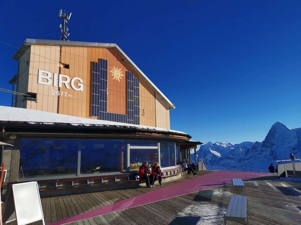Aller au Piz Gloria, le sommet du Schilthorn, s'arrêter à Birg et visiter Mürren avec en toile de fond l'Eiger, le Mönch et la Jungfrau. 
