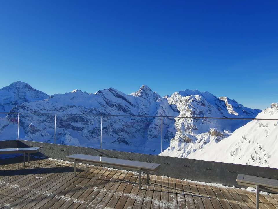 Aller au Piz Gloria, le sommet du Schilthorn, s'arrêter à Birg et visiter Mürren avec en toile de fond l'Eiger, le Mönch et la Jungfrau. 