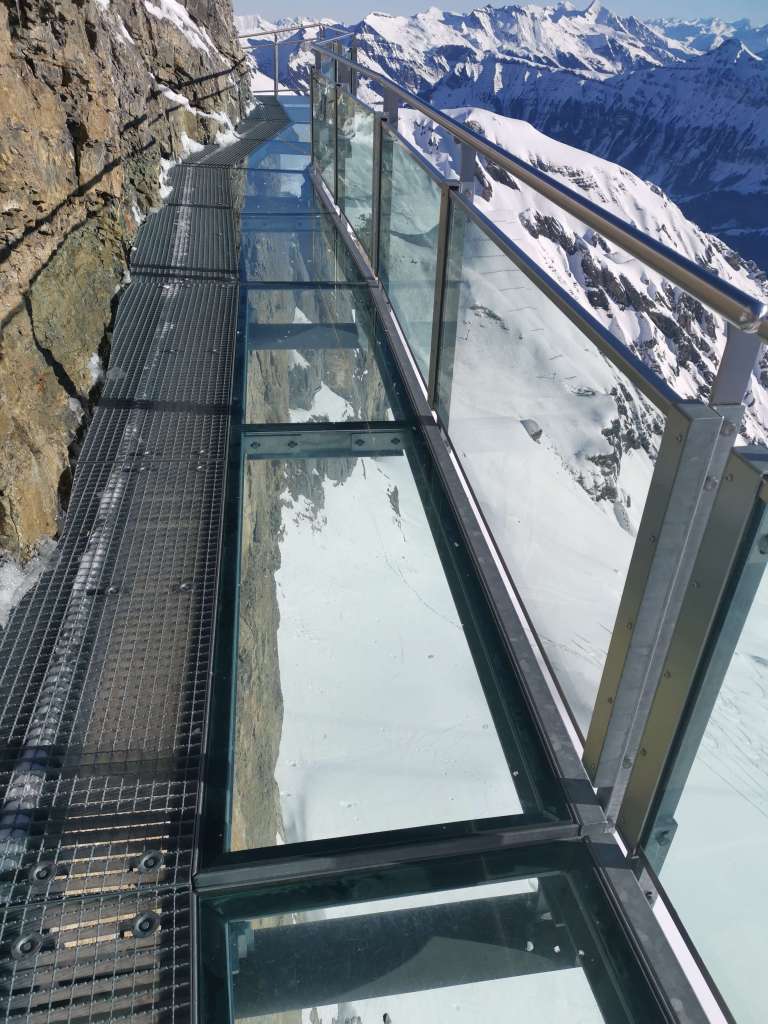 Aller au Piz Gloria, le sommet du Schilthorn, s'arrêter à Birg et visiter Mürren avec en toile de fond l'Eiger, le Mönch et la Jungfrau. 