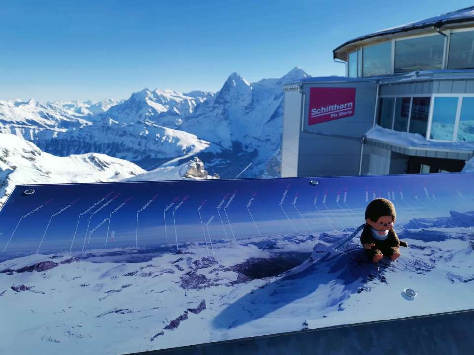 Aller au Piz Gloria, le sommet du Schilthorn, s'arrêter à Birg et visiter Mürren avec en toile de fond l'Eiger, le Mönch et la Jungfrau. 