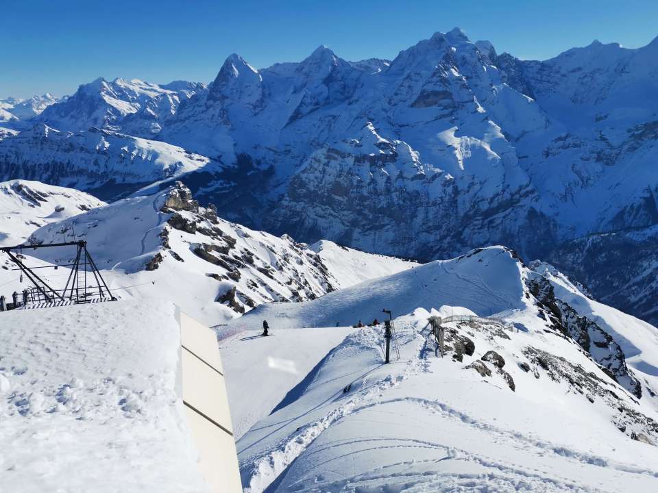 Aller au Piz Gloria, le sommet du Schilthorn, s'arrêter à Birg et visiter Mürren avec en toile de fond l'Eiger, le Mönch et la Jungfrau. 