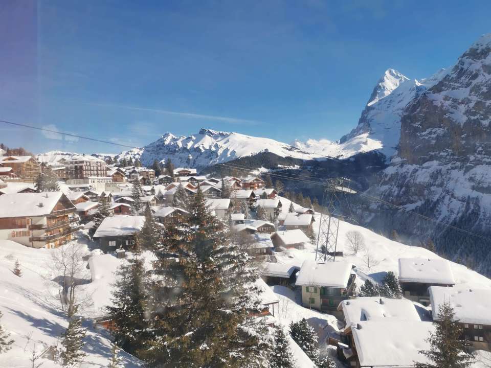 Aller au Piz Gloria, le sommet du Schilthorn, s'arrêter à Birg et visiter Mürren avec en toile de fond l'Eiger, le Mönch et la Jungfrau. 
