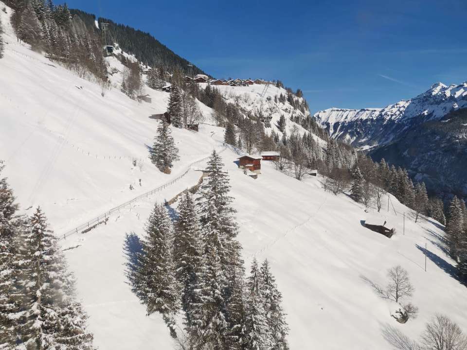 Aller au Piz Gloria, le sommet du Schilthorn, s'arrêter à Birg et visiter Mürren avec en toile de fond l'Eiger, le Mönch et la Jungfrau. 