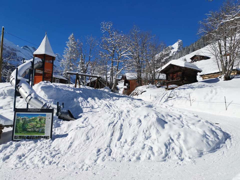 Aller au Piz Gloria, le sommet du Schilthorn, s'arrêter à Birg et visiter Mürren avec en toile de fond l'Eiger, le Mönch et la Jungfrau. 