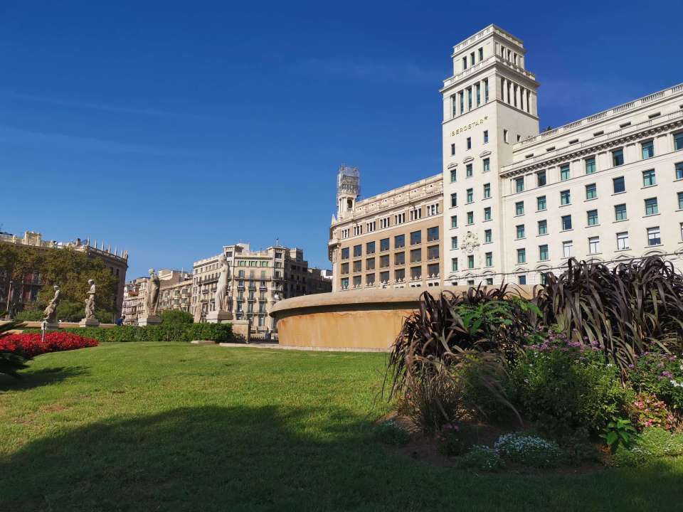 La Plaça de Catalunya est la place prinicpale de Barcelone.