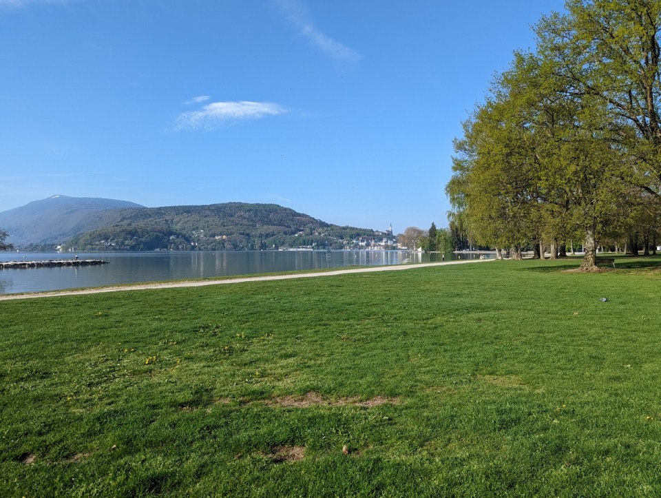 que faire à Annecy promenade au bord du lac d'Annecy 