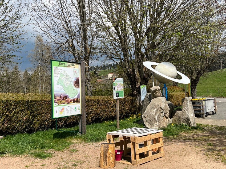 sentier des planètes dans le Parc naturel régional du Pilat 