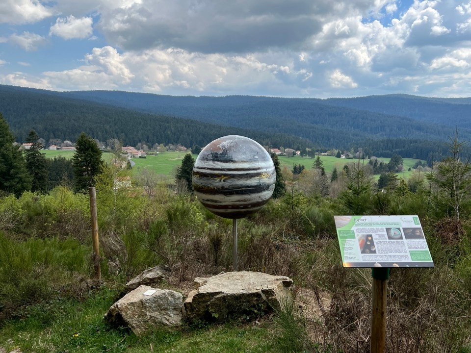 sentier des planètes dans le Parc naturel régional du Pilat 